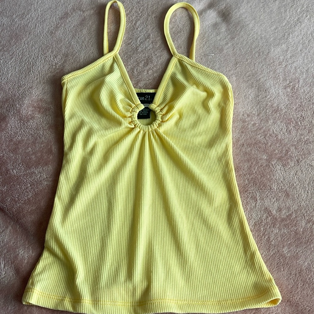 Top w/ Ring Detail in Center